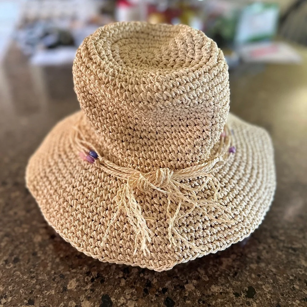 WOMENS PAPER BRAID SUN HAT. NEW CONDITION. STRING BEADS. 3” BRIM. SIZE S/M